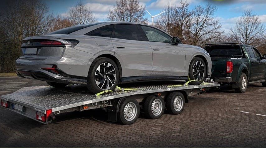 Limousine sicher verzurrt auf dem Autotransportanhänger von Car & Bike Service Blome