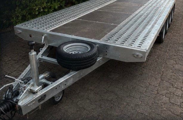 Detailansicht des Mietanhängers mit Zugmaul, Stützrad und Reserverad
