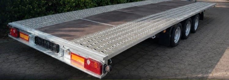 Autotransportanhänger von Car & Bike Service Blome mit Auffahrschienen und Dreiachser-Fahrwerk