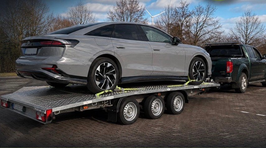 Limousine sicher verzurrt auf dem Autotransportanhänger von Car & Bike Service Blome