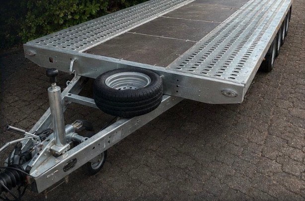 Detailansicht des Mietanhängers mit Zugmaul, Stützrad und Reserverad