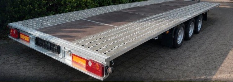 Autotransportanhänger von Car & Bike Service Blome mit Auffahrschienen und Dreiachser-Fahrwerk